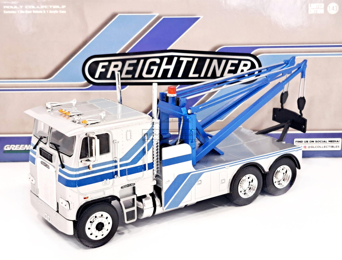 Camion Freightliner FLA 9664 Tow Truck 1984 argintiu/albastru cu vitrina plexiglass - 1/43 Greenlight