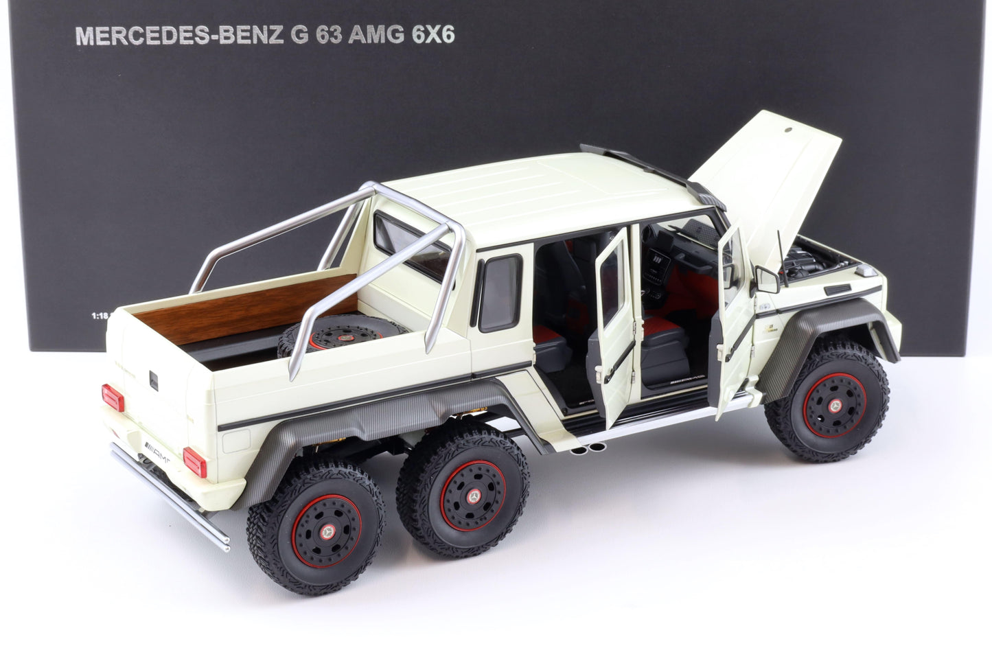 Mercedes-Benz G63 AMG 6x6 alb - 1/18 Autoart