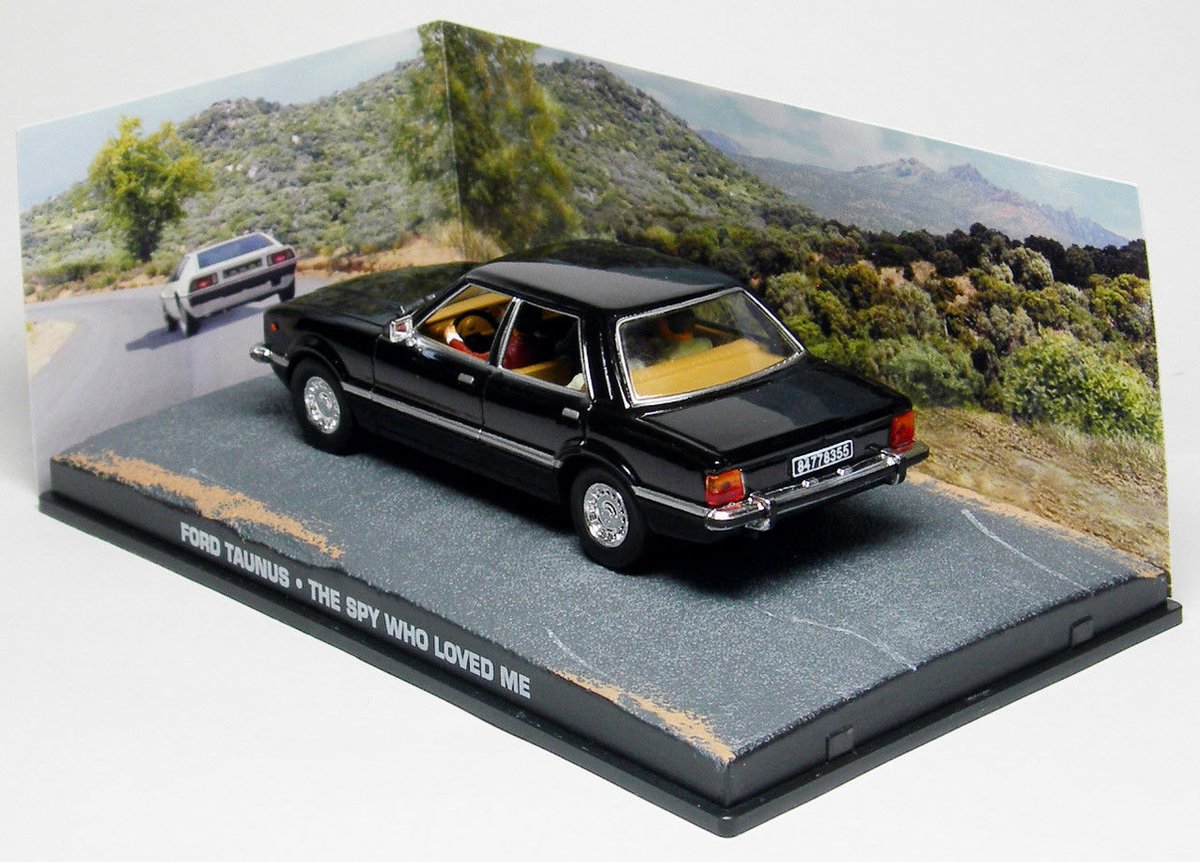 Ford Taunus cu 4 figurine - The spy who loved me cu vitrina plexiglass - 1/43 Altaya