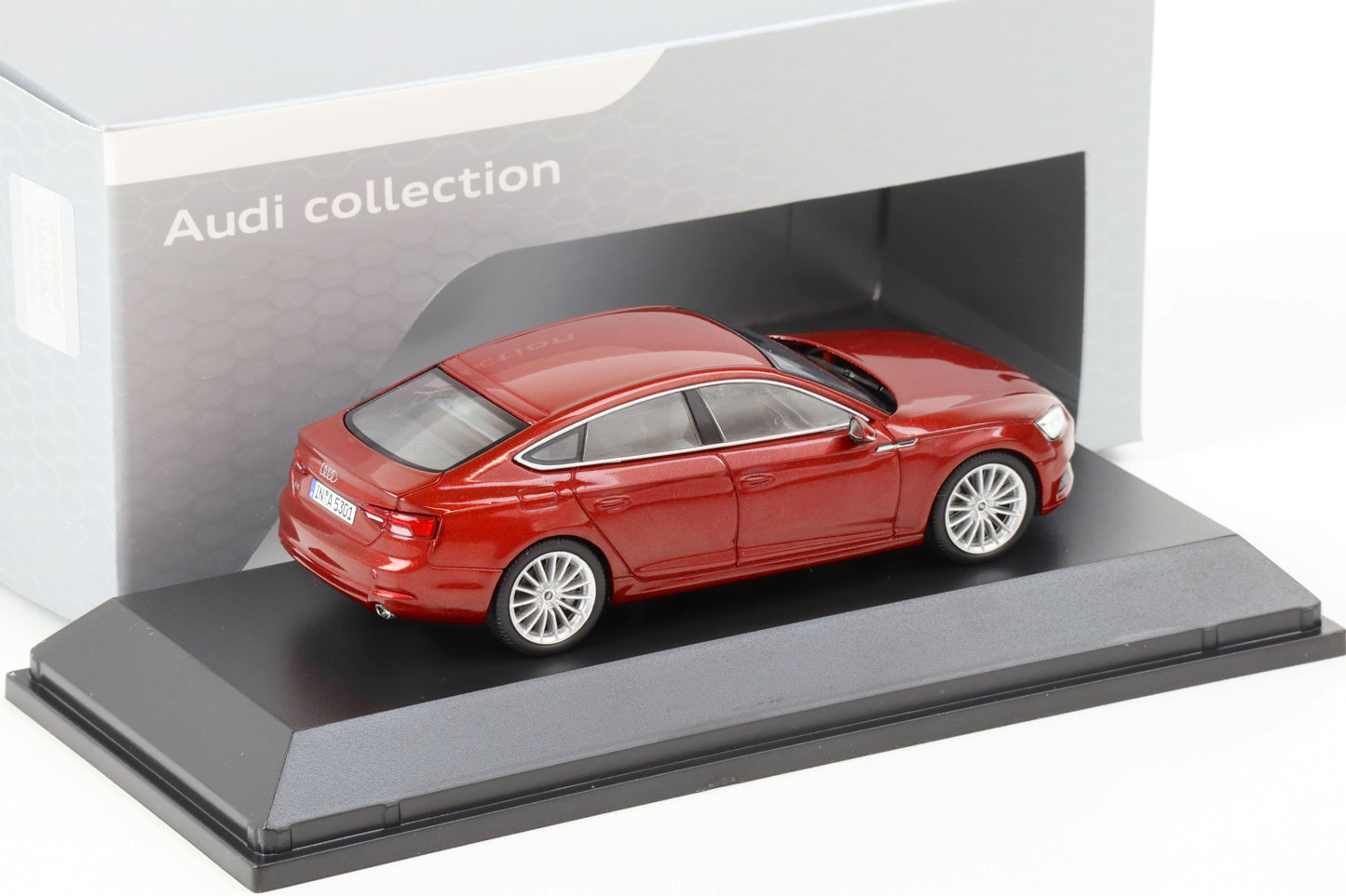 Audi A5 Sportback Matador Red cu vitrina plexiglass - 1/43 Spark