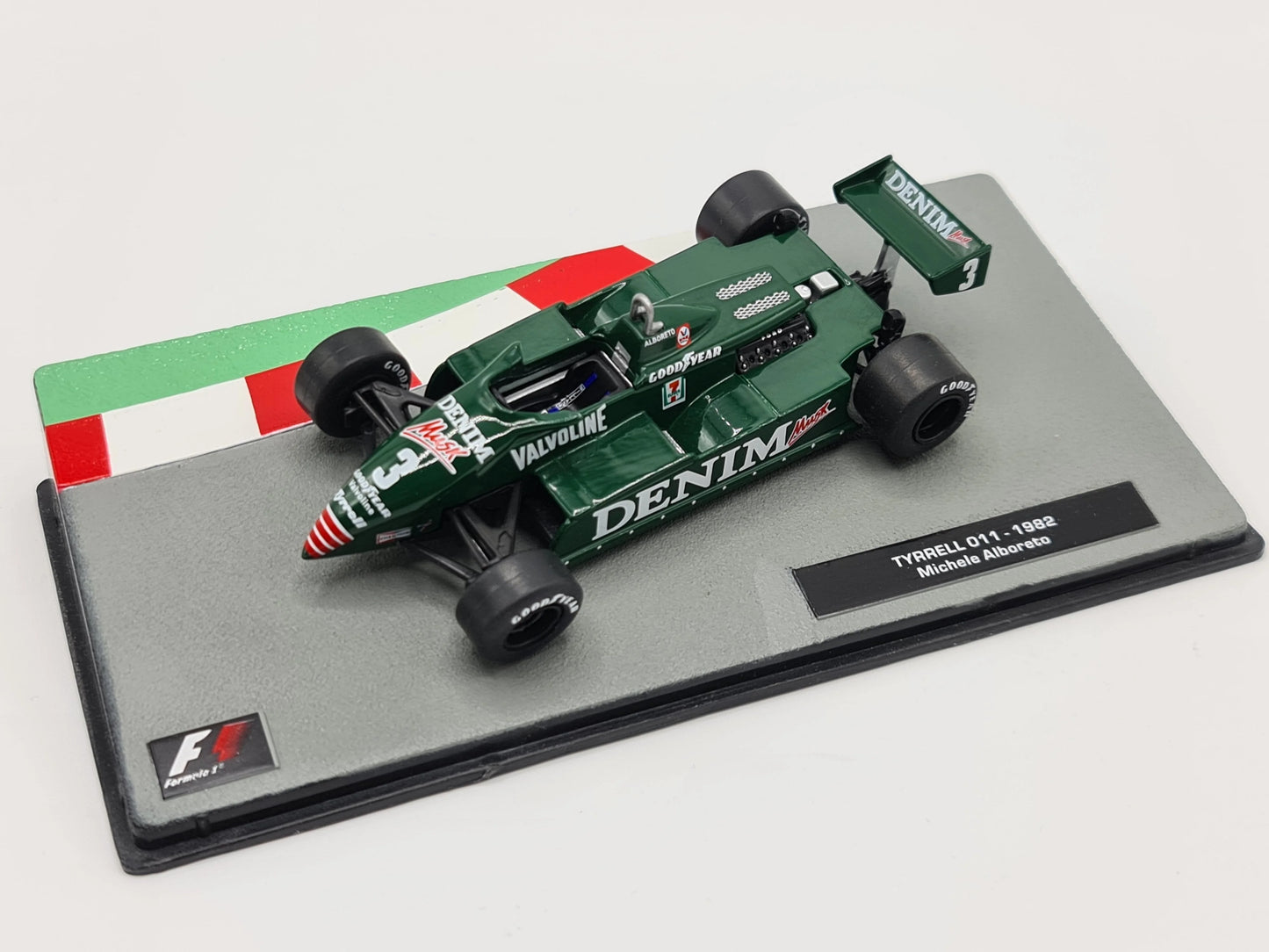 Formula 1 Tyrrell 011 1982 Michele Alboreto cu vitrina plexiglass - 1/43 Altaya