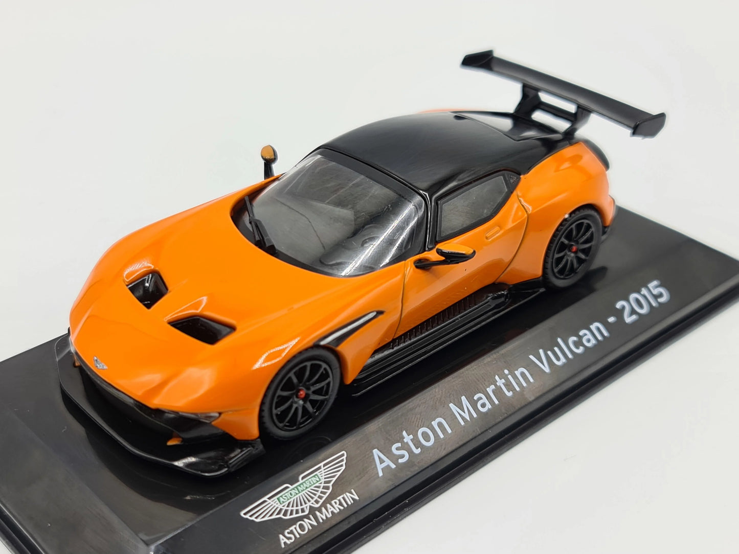 Aston Martin Vulcan 2015 cu vitrina plexiglass - 1/43 Altaya