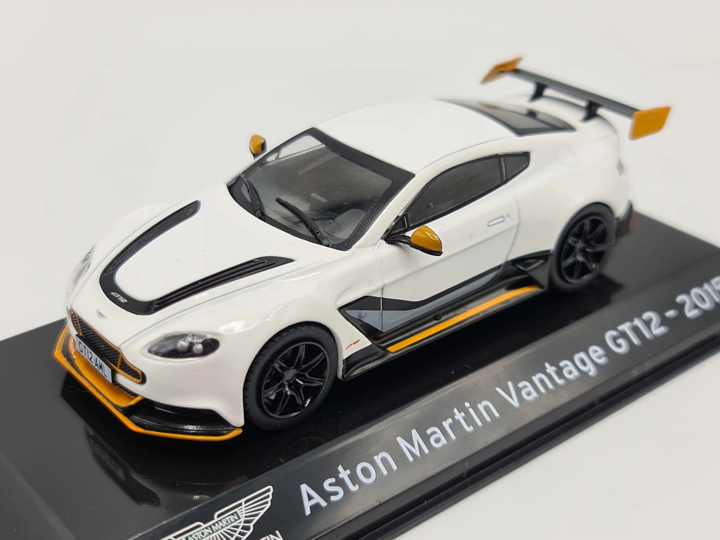 Aston Martin Vantage GT12 2015 cu vitrina plexiglass - 1/43 Altaya