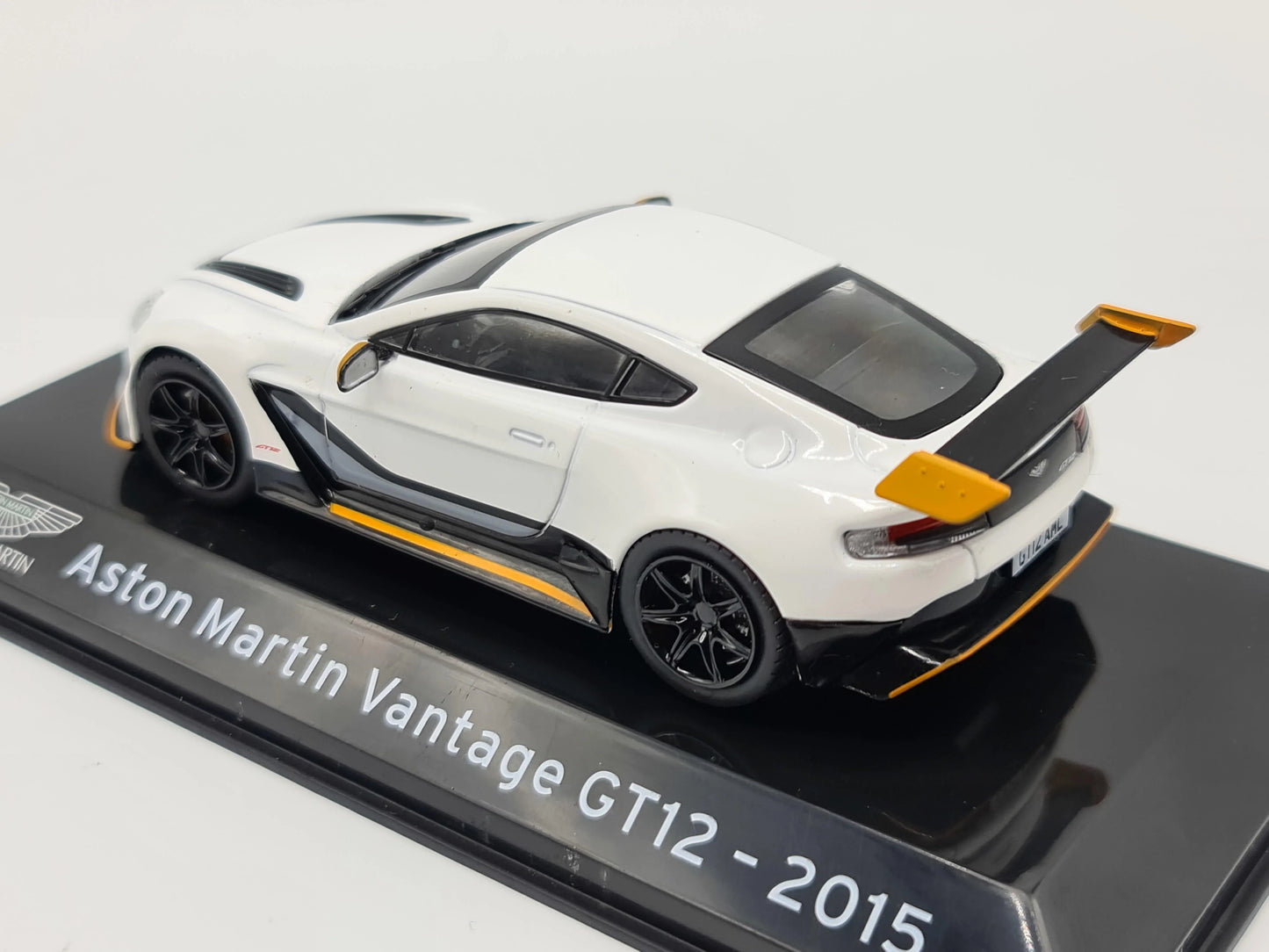 Aston Martin Vantage GT12 2015 cu vitrina plexiglass - 1/43 Altaya