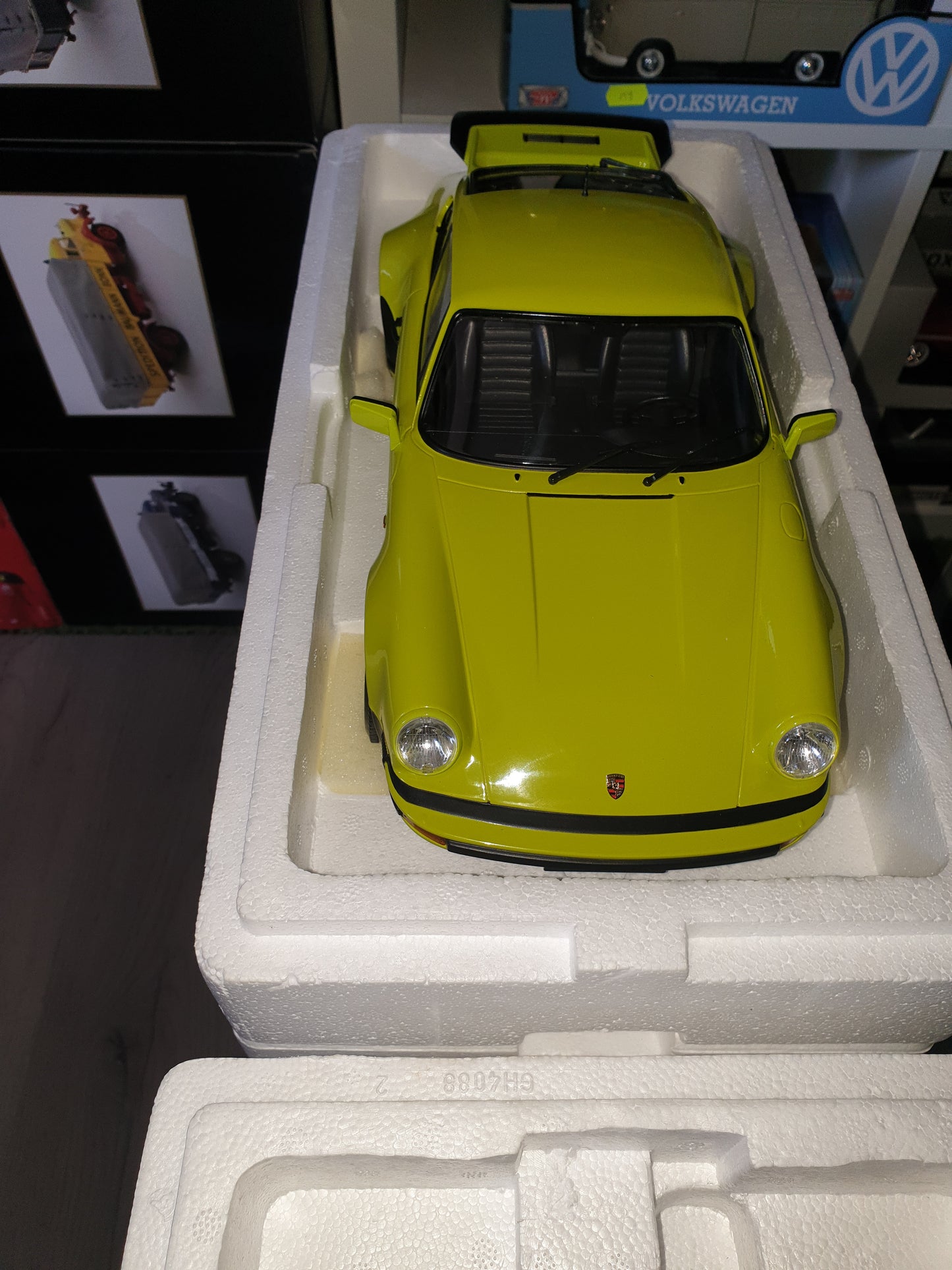 Porsche 911 Turbo 1977 light green - 1/12 Minichamps