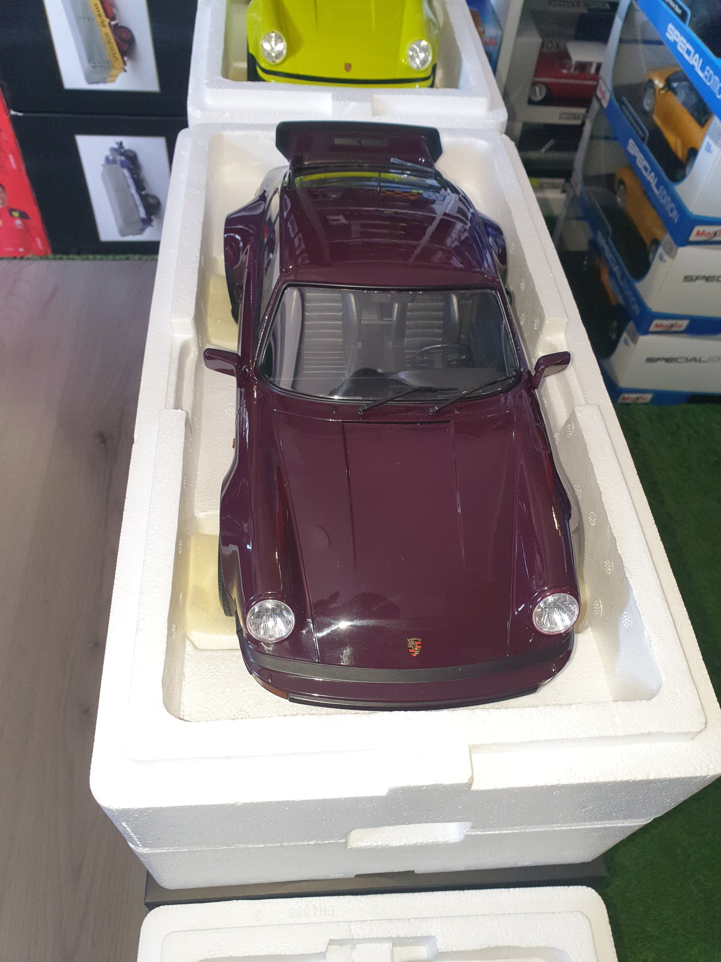 Porsche 911 Turbo 1977 purple - 1/12 Minichamps