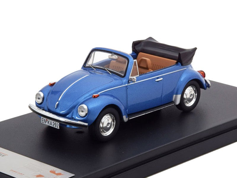 Volkswagen Super Beetle Convertible 1973 cu vitrina plexiglass - 1/43 de Ixo Models.