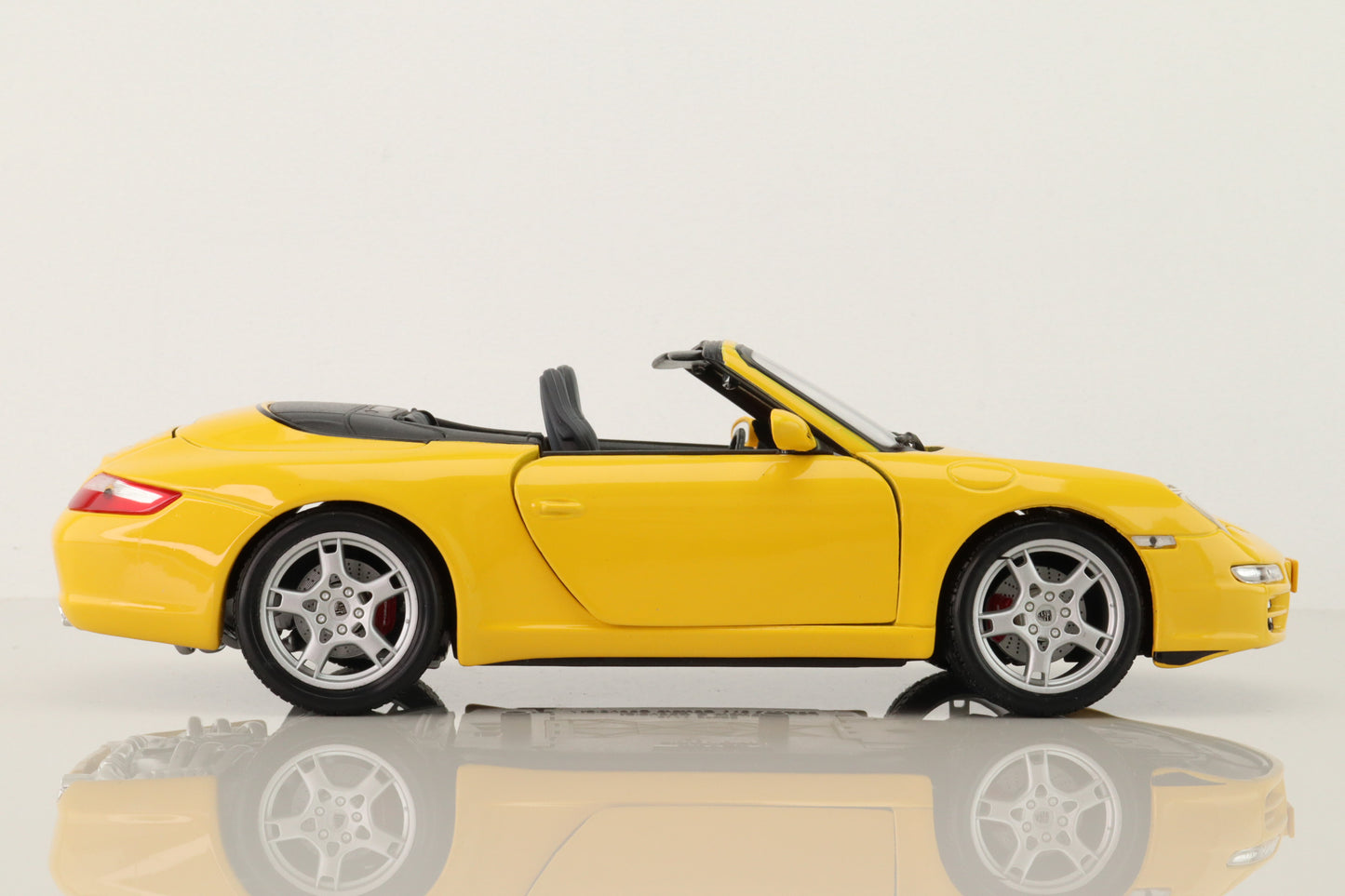 Porsche 911 Carrera S Cabrio -1/18 MAISTO