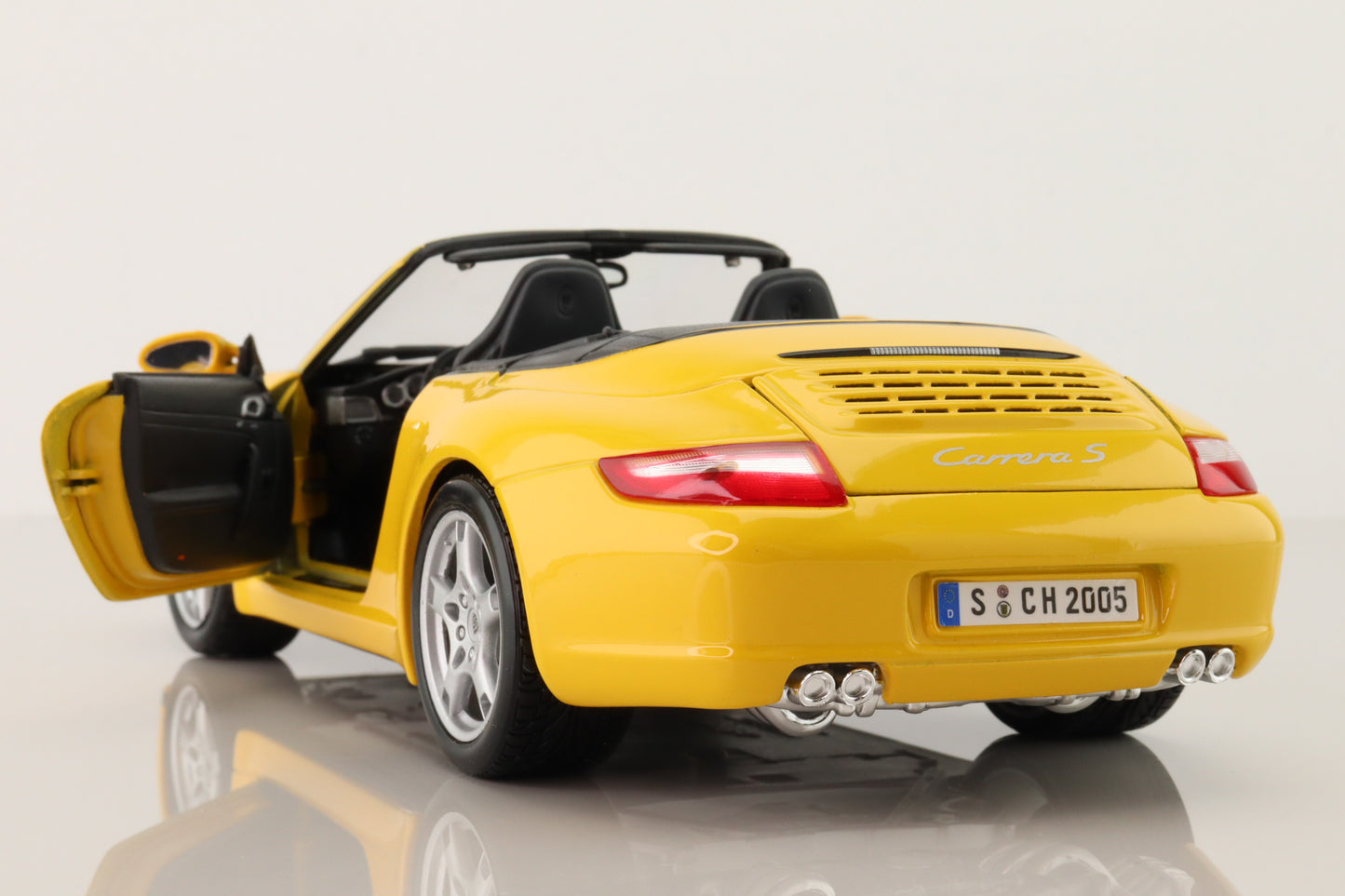 Porsche 911 Carrera S Cabrio -1/18 MAISTO