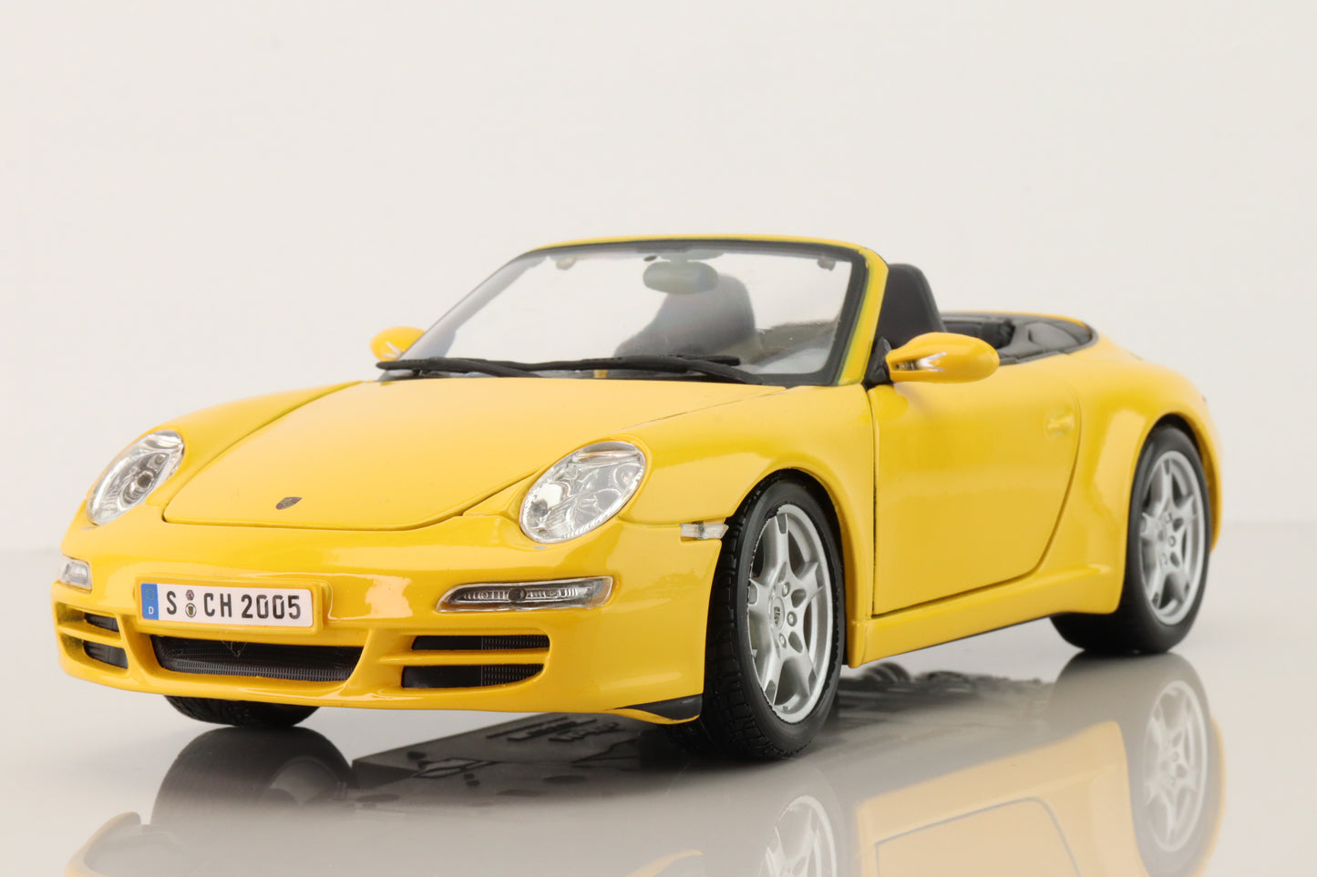 Porsche 911 Carrera S Cabrio -1/18 MAISTO