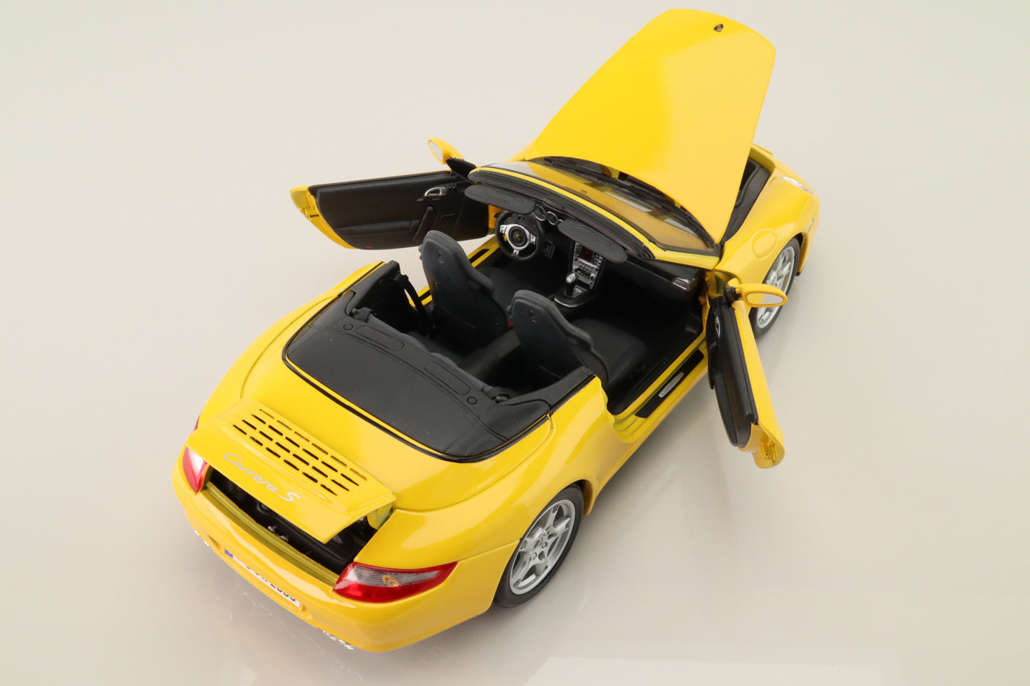 Porsche 911 Carrera S Cabrio -1/18 MAISTO