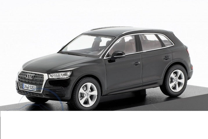 Audi Q5 negru cu vitrina plexiglass - 1/43 Spark