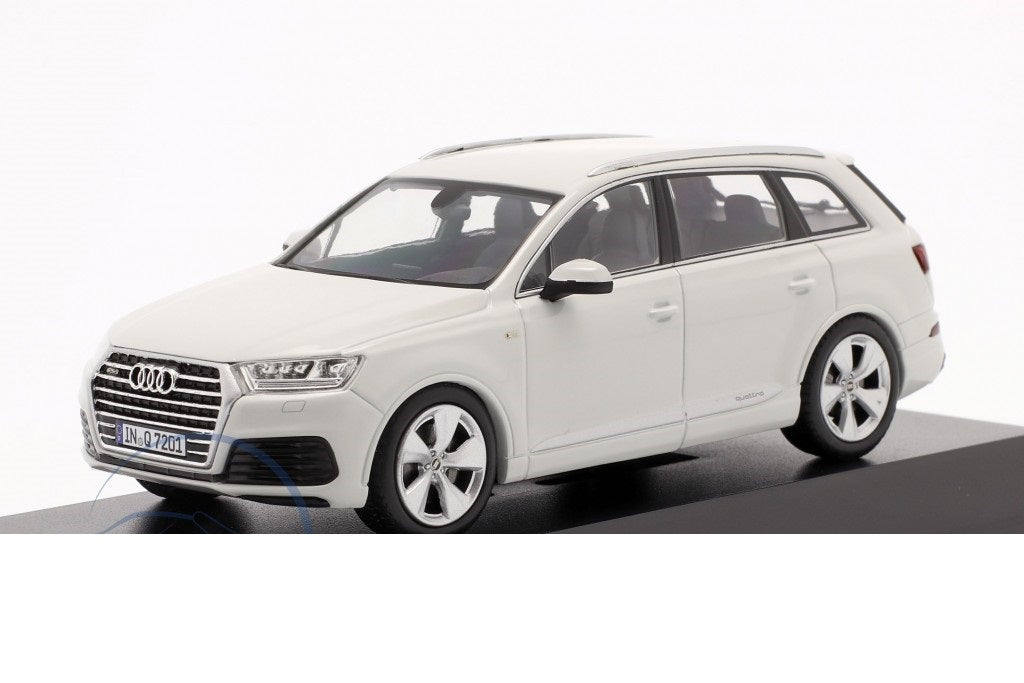 Audi Q7 alb cu vitrina plexiglass - 1/43 Spark