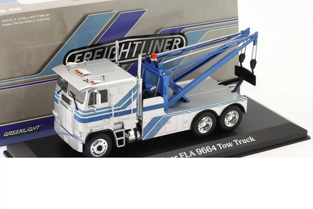 Camion Freightliner FLA 9664 Tow Truck 1984 argintiu/albastru cu vitrina plexiglass - 1/43 Greenlight