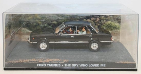 Ford Taunus cu 4 figurine - The spy who loved me cu vitrina plexiglass - 1/43 Altaya