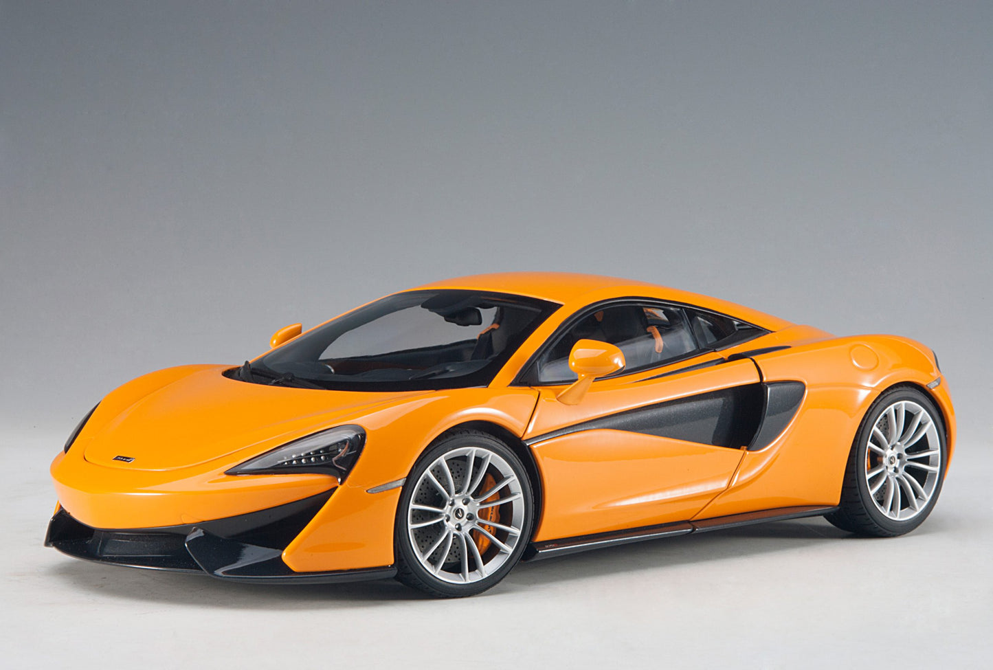 McLaren 570S Orange - 1/18 AUTOART