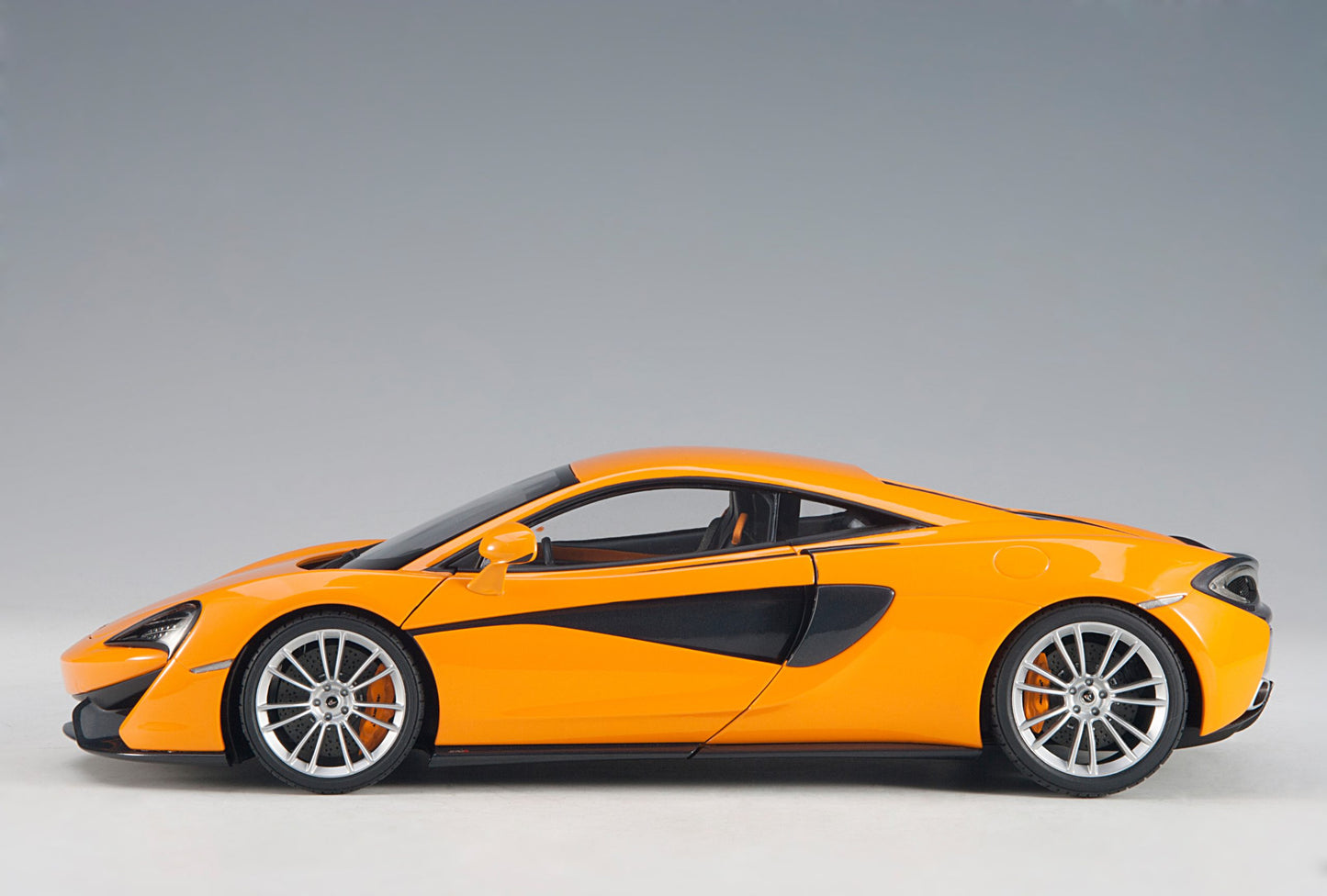 McLaren 570S Orange - 1/18 AUTOART