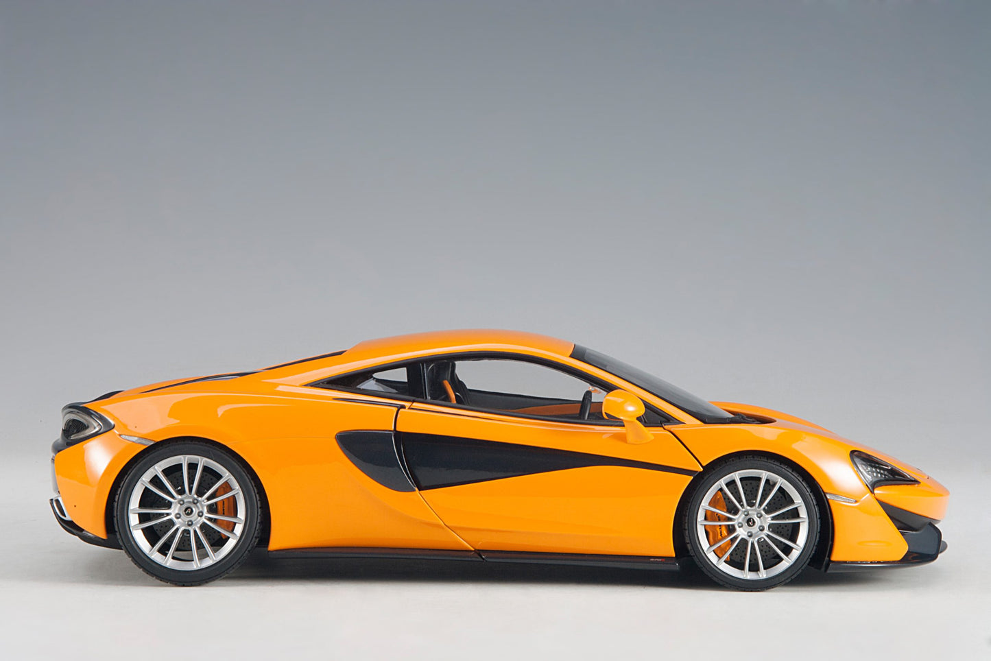 McLaren 570S Orange - 1/18 AUTOART