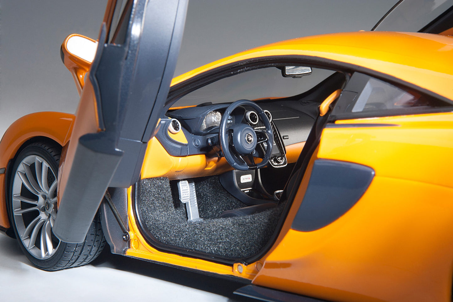 McLaren 570S Orange - 1/18 AUTOART