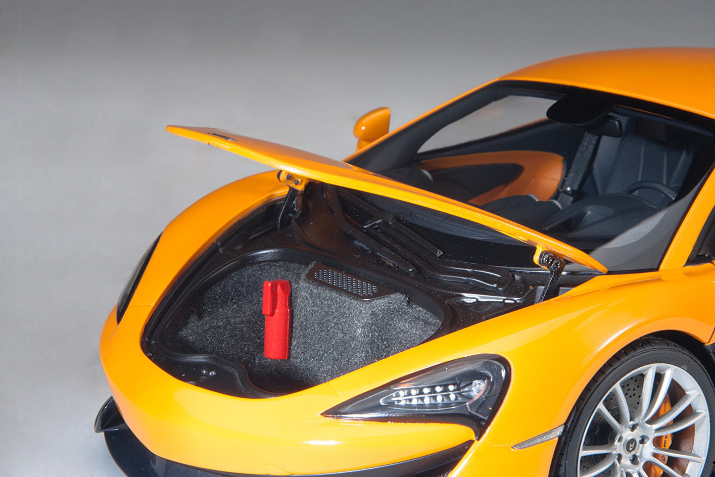 McLaren 570S Orange - 1/18 AUTOART