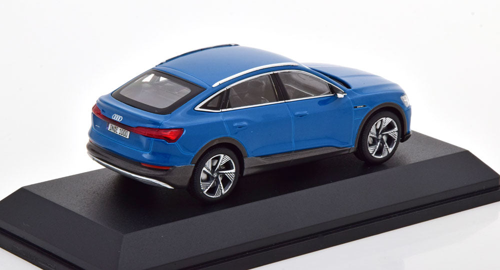 Audi e-tron Sportback antigua blue cu vitrina plexiglass - 1/43 IScale