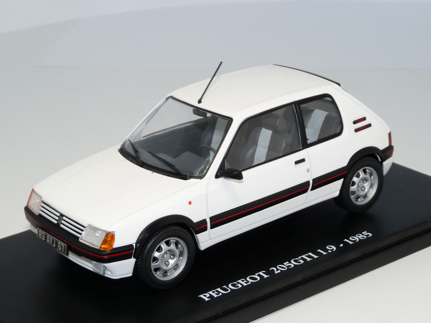 Peugeot 205 GTI 1.9 1985 cu vitrina plexiglass - 1/24 Ixo