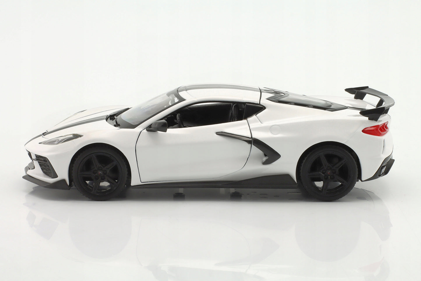 Chevrolet Corvette Stingray Coupe 2020 alb - 1/24 Maisto