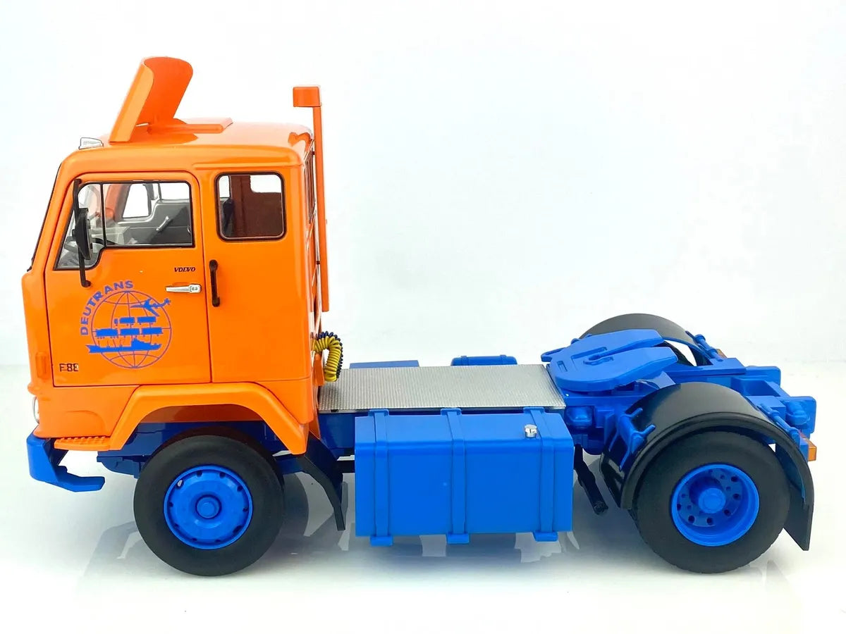 Camion Volvo F88 portocaliu/albastru - 1/18 Road Kings