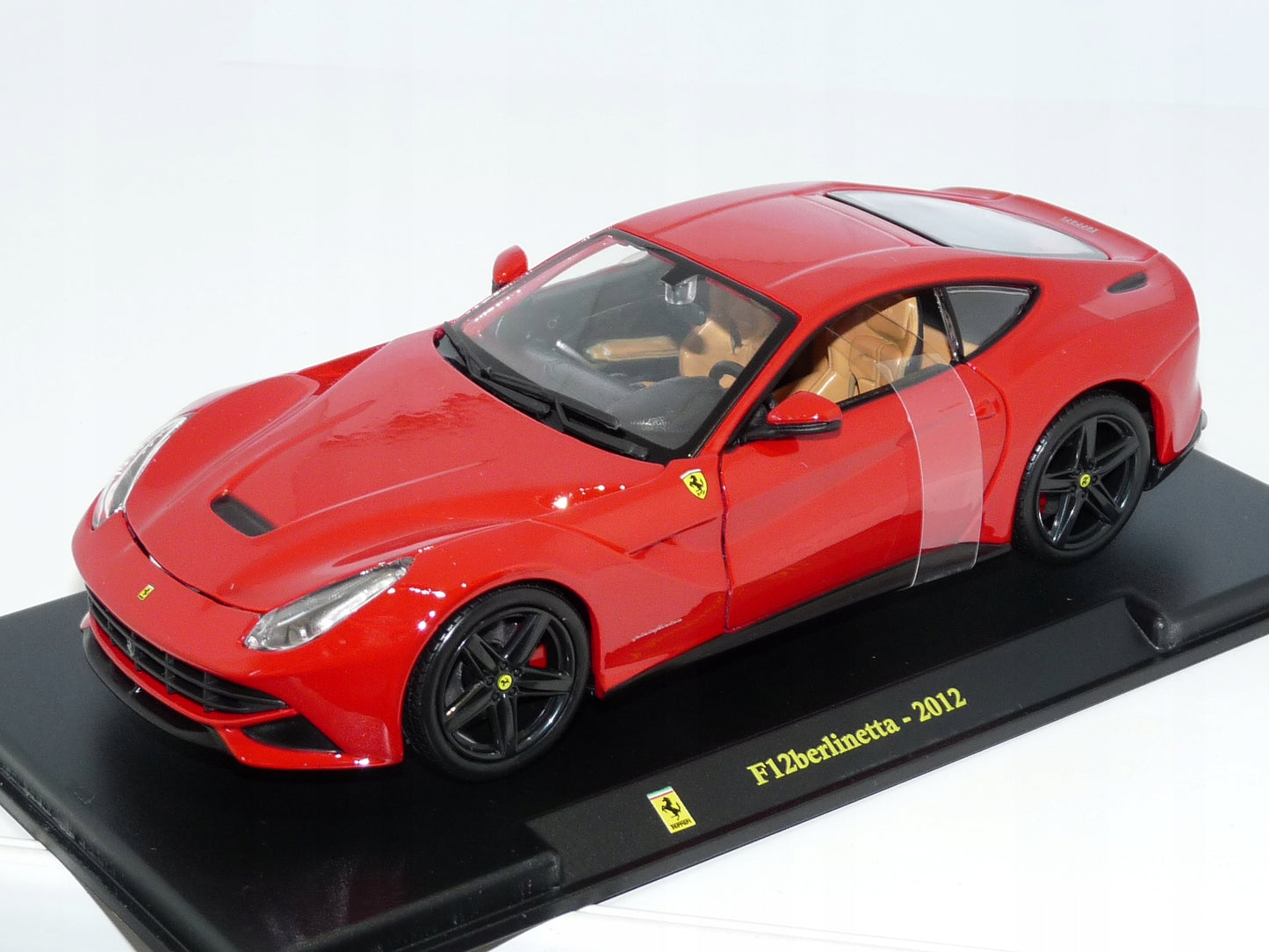 Ferrari F12 Berlinetta 2012 cu vitrina plexiglass - 1/24 Bburago