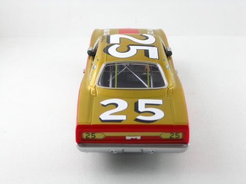 Plymouth Road Runner No.25 cu pilot si vitrina plexiglass pentru pista Carrera - 1/32 Carrera Evolution