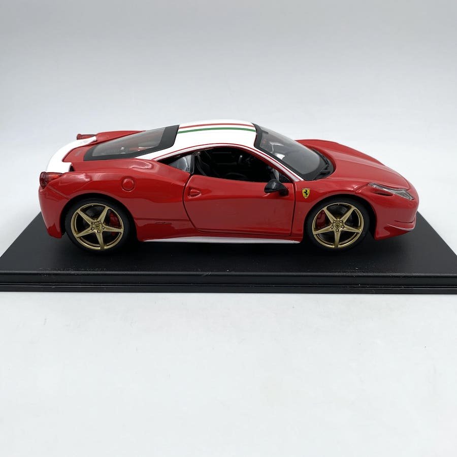 Ferrari 458 Italia Lauda 2013 cu vitrina plexiglass - 1/24 Bburago