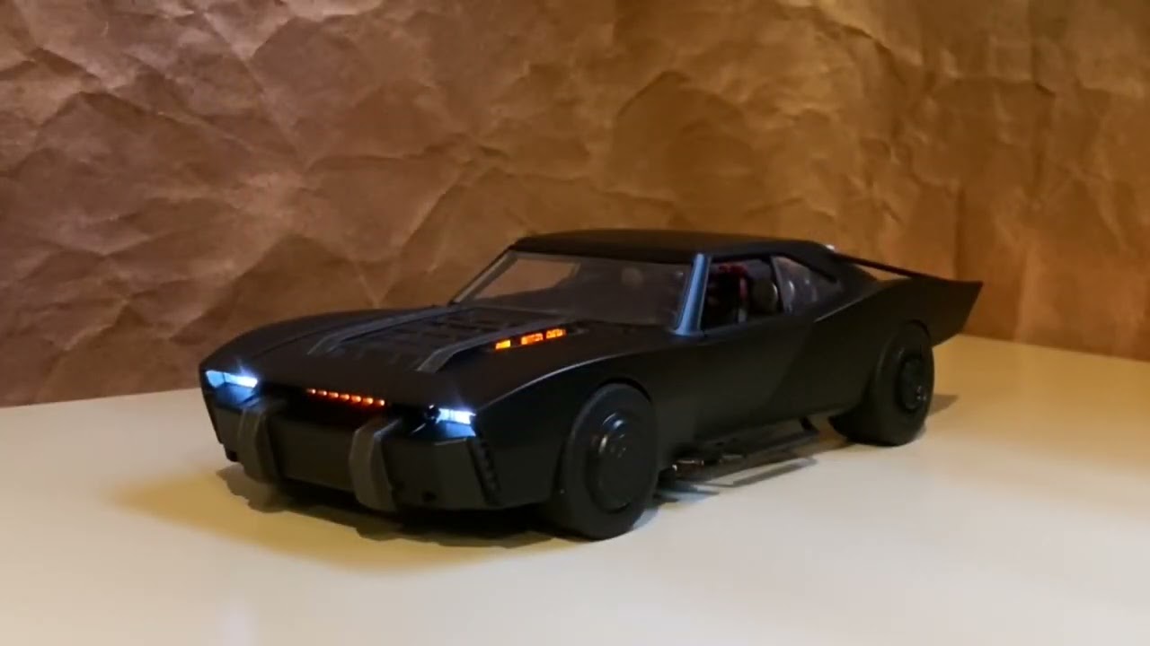 BATMAN BATMOBIL - 1/18 CU LUMINI