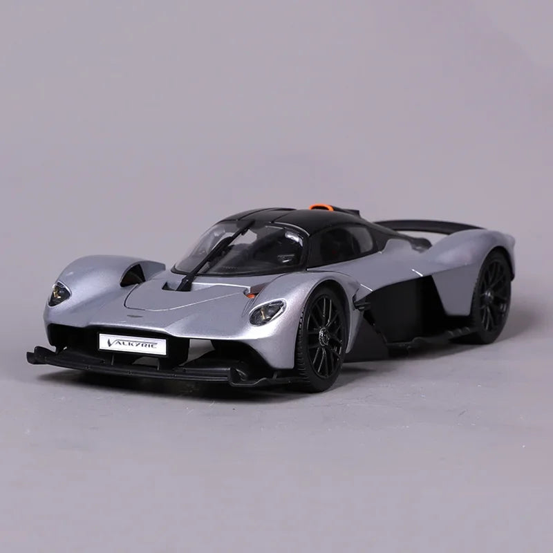 Aston Martin Valkyrie gri/negru - 1/18 Maisto