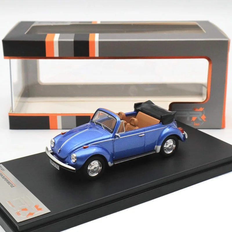 Volkswagen Super Beetle Convertible 1973 cu vitrina plexiglass - 1/43 de Ixo Models.