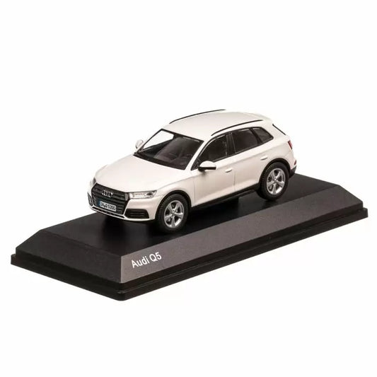 Audi Q5 alb cu vitrina plexiglass - 1/43 SPARK