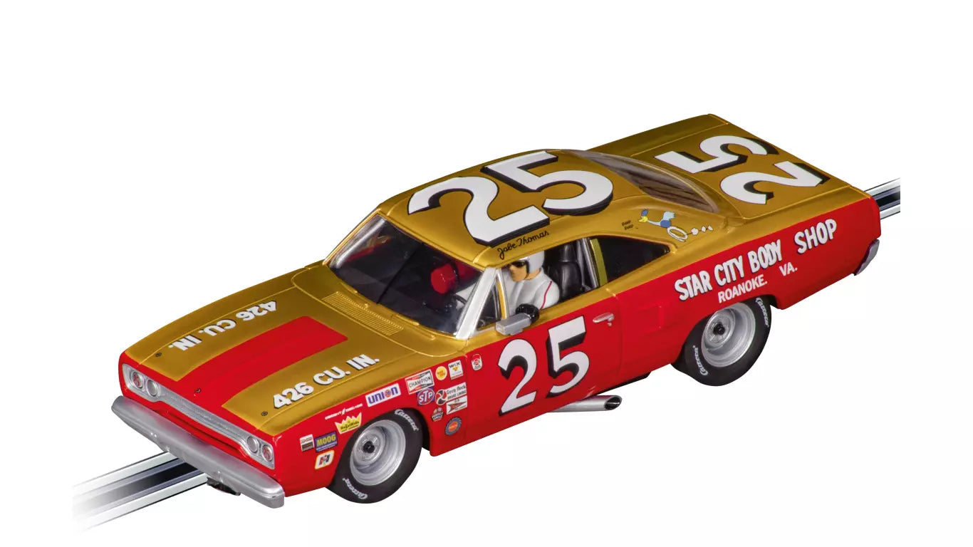 Plymouth Road Runner No.25 cu pilot si vitrina plexiglass pentru pista Carrera - 1/32 Carrera Evolution