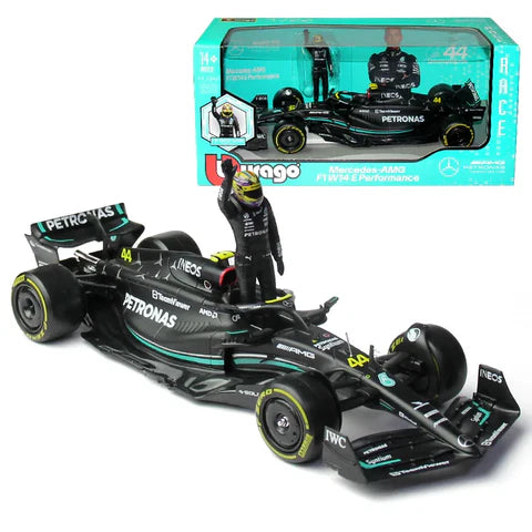 Formula 1 Mercedes-AMG F1 W14E Performance 2023 cu figurina Lewis Hamilton - 1/24 Bburago