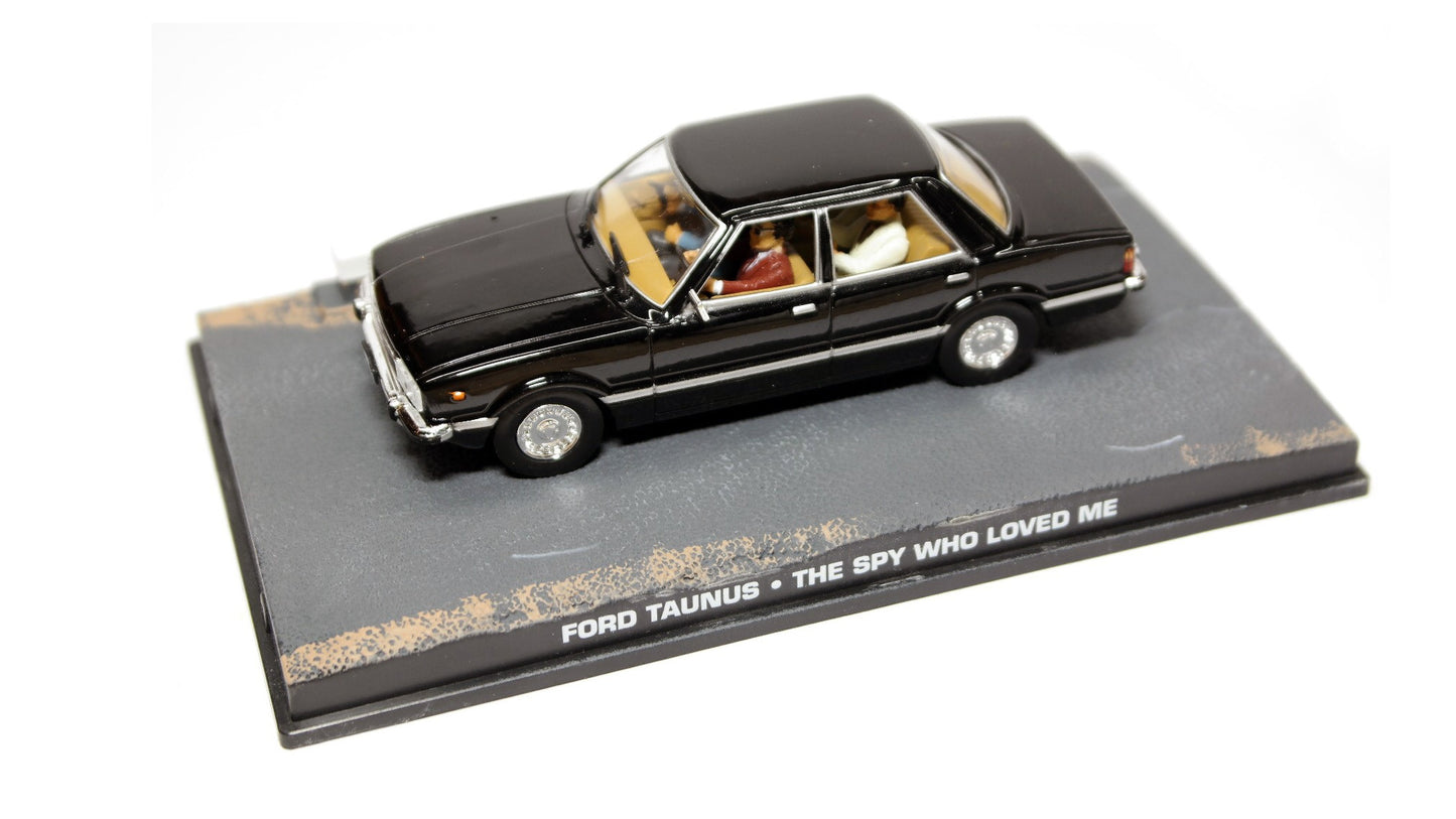 Ford Taunus cu 4 figurine - The spy who loved me cu vitrina plexiglass - 1/43 Altaya