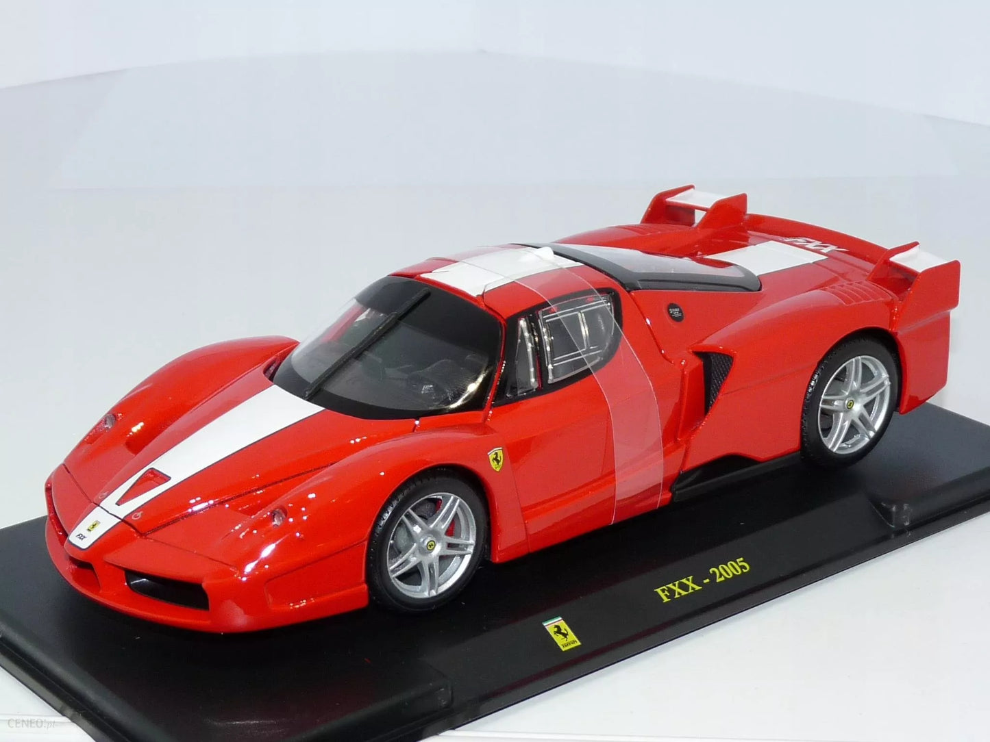 Ferrari FXX 2005 cu vitrina plexiglass - 1/24 Bburago