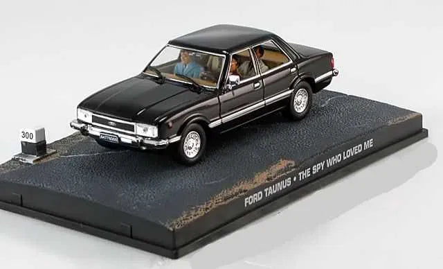 Ford Taunus cu 4 figurine - The spy who loved me cu vitrina plexiglass - 1/43 Altaya