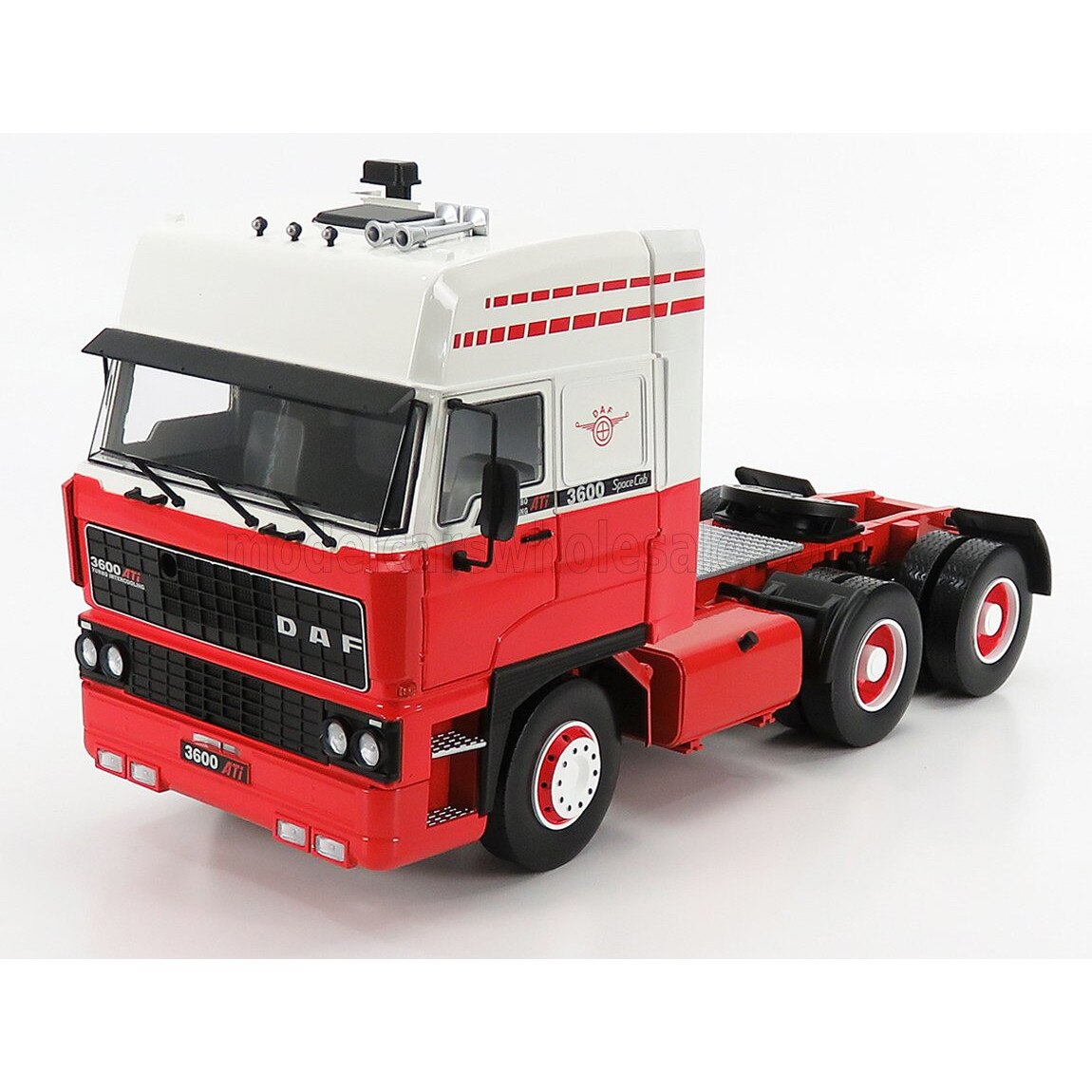 Camion DAF 3600 SpaceCab 1986 alb/rosu - 1/18 ROAD KINGS