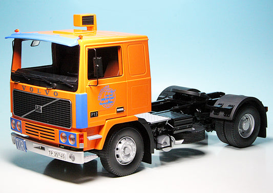 Camion Volvo F12 1977 portocaliu/albastru/negru - 1/18 Road Kings