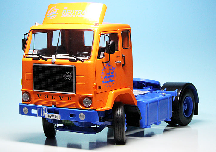 Camion Volvo F88 portocaliu/albastru - 1/18 Road Kings