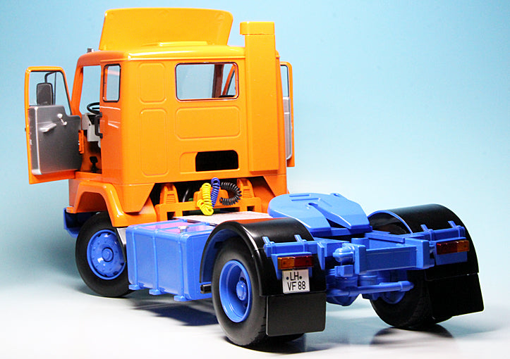 Camion Volvo F88 portocaliu/albastru - 1/18 Road Kings