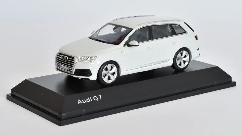 Audi Q7 alb cu vitrina plexiglass - 1/43 Spark