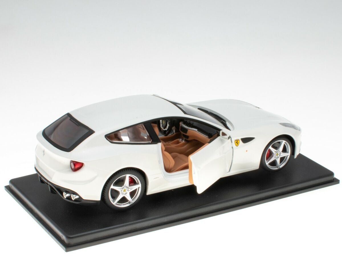 Ferrari FF 2011 alb cu vitrina plexiglass - 1/24 Bburago