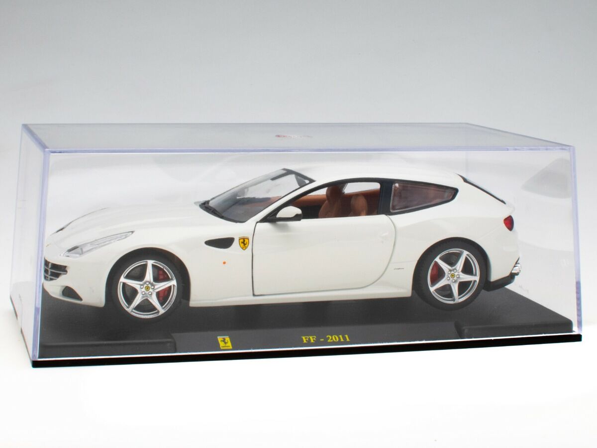 Ferrari FF 2011 alb cu vitrina plexiglass - 1/24 Bburago