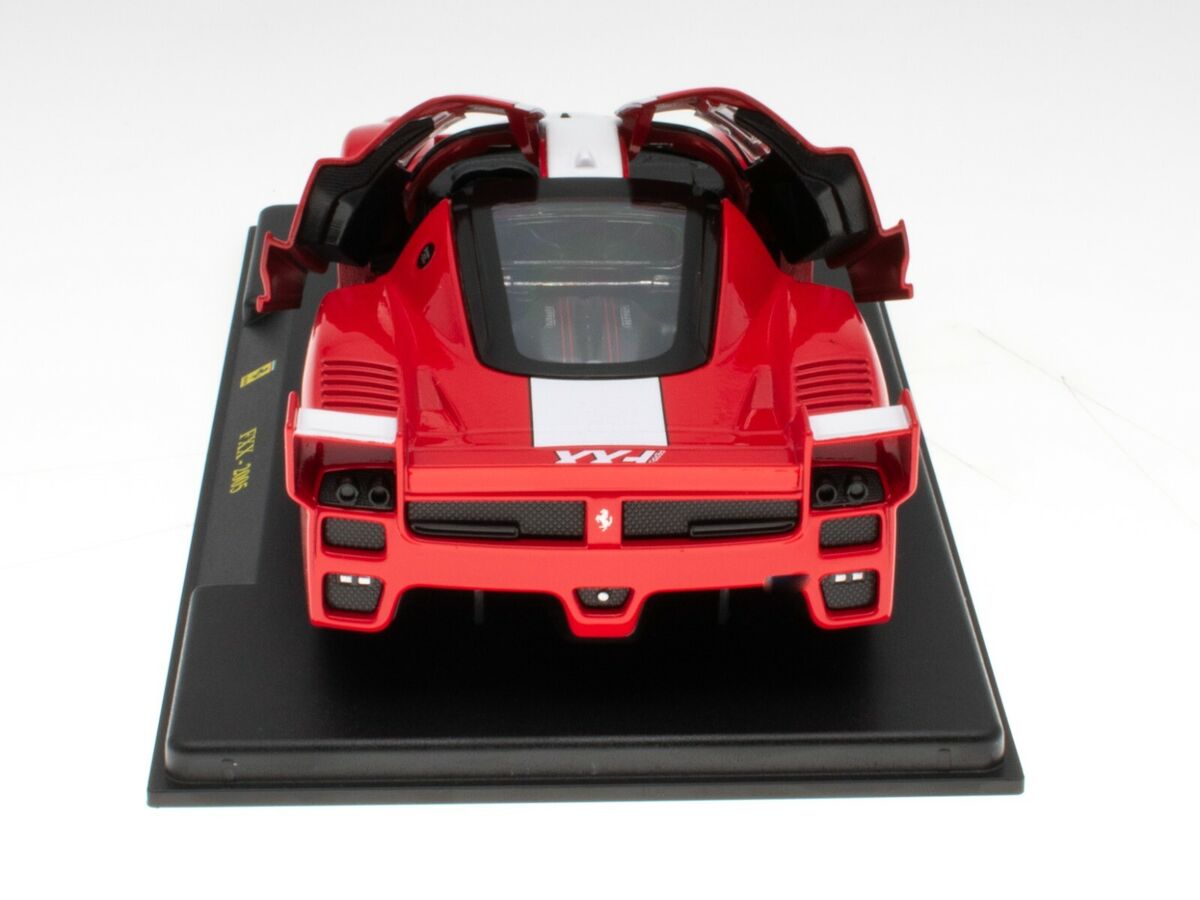 Ferrari FXX 2005 cu vitrina plexiglass - 1/24 Bburago