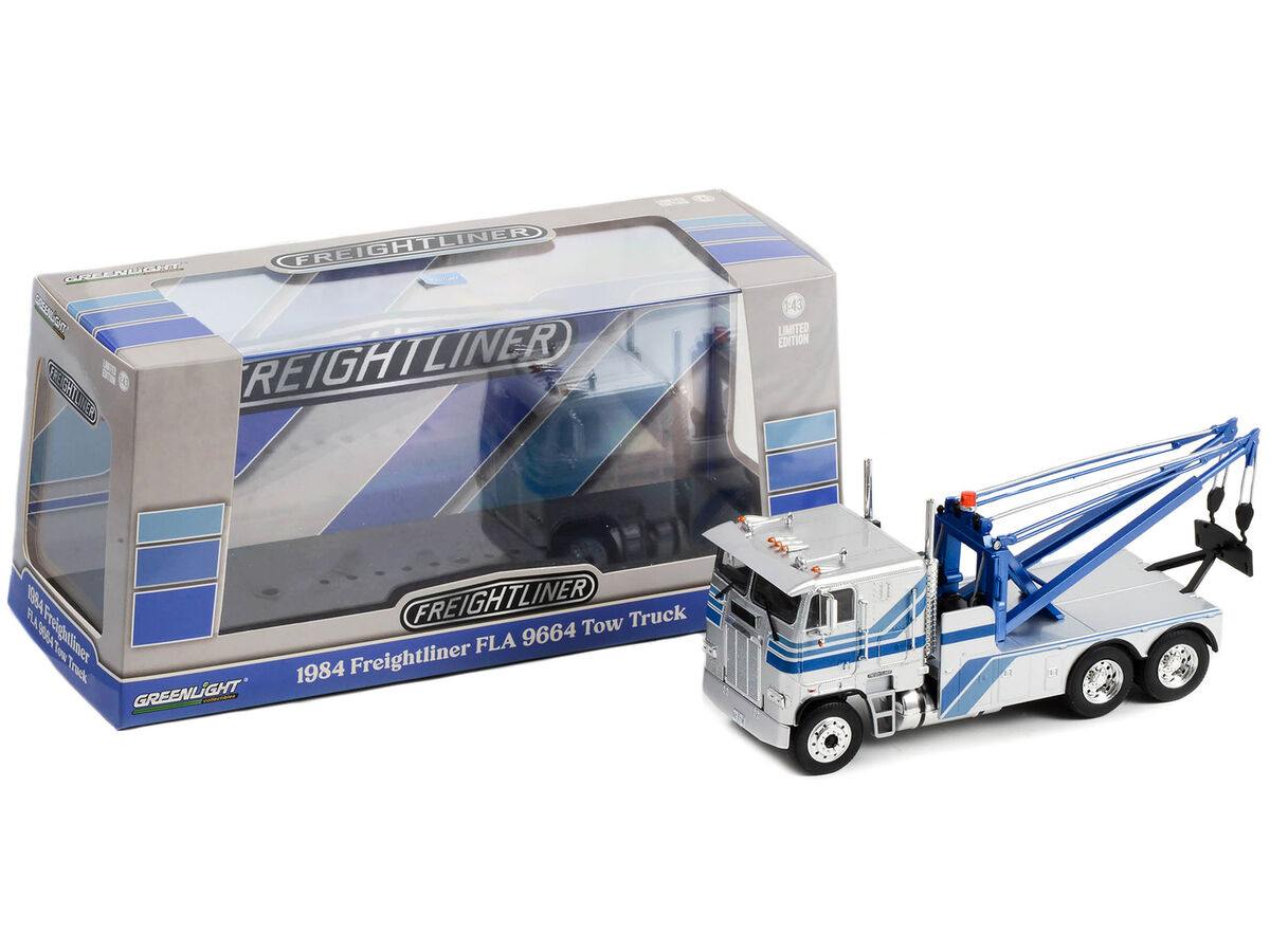 Camion Freightliner FLA 9664 Tow Truck 1984 argintiu/albastru cu vitrina plexiglass - 1/43 Greenlight