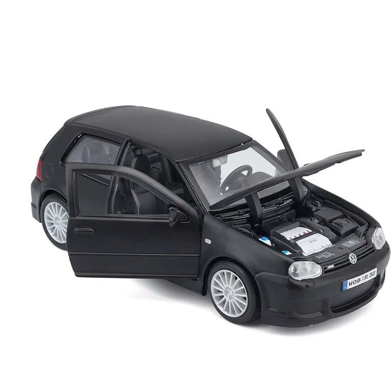 Volkswagen Golf R32 (negru mat) - 1/24 Maisto